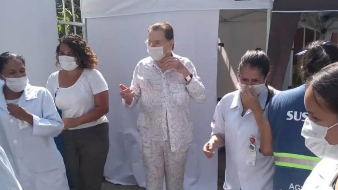 Silvio Santos recebe a primeira dose da vacina contra covid-19 (foto: Reprodução)