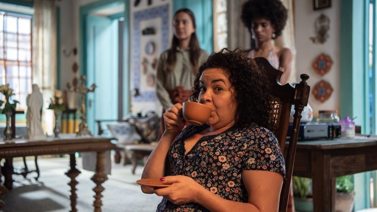 Imagem com foto de Suzy Lopes como a fofoqueira Cira em Mar do Sertão