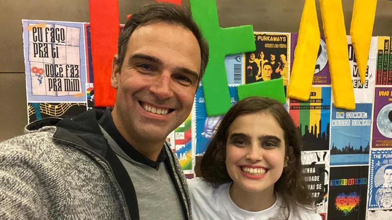 Tadeu Schmidt e a filha mais velha, Valentina; jornalista revelou como descobriu que a primogênita era pessoa "queer" (foto: Reprodução)