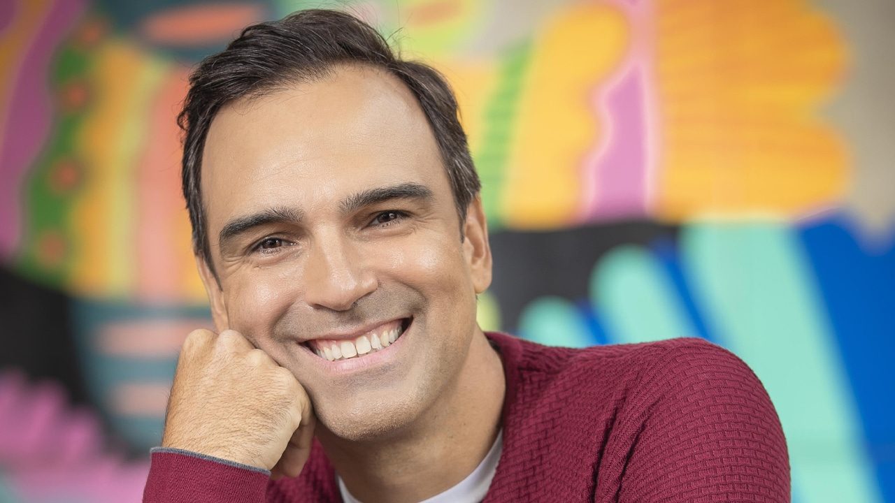 Imagem com foto de Tadeu Schmidt, apresentador do Big Brother Brasil, da Globo