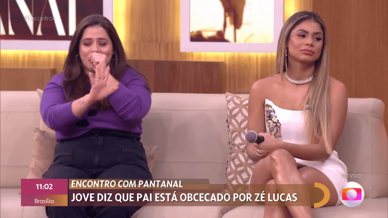 Imagem com foto da repórter Tati Machado e Lexa sentadas no sofá do Encontro