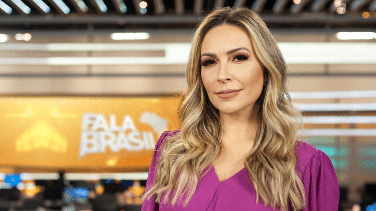 Imagem com foto de Thalita Oliveira, ex-apresentadora do Fala Brasil, no cenário do telejornal na Record