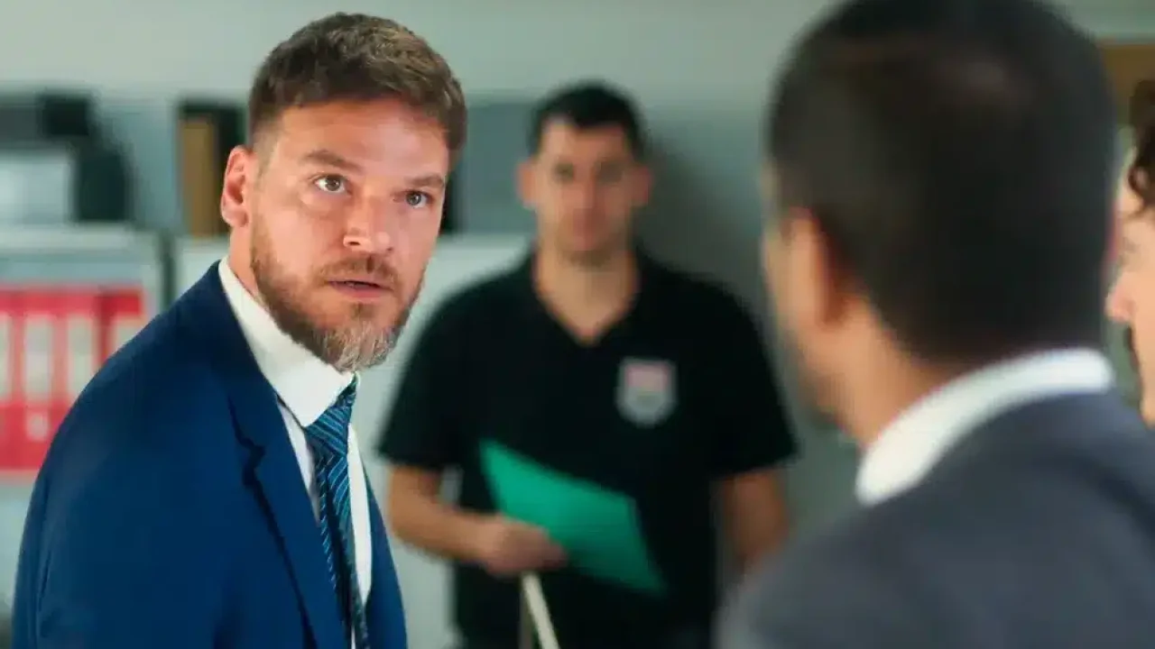 Theo se mostra desrespeitoso na frente do delegado e sai da sala deixando Lumiar envergonhada em Vai na Fé