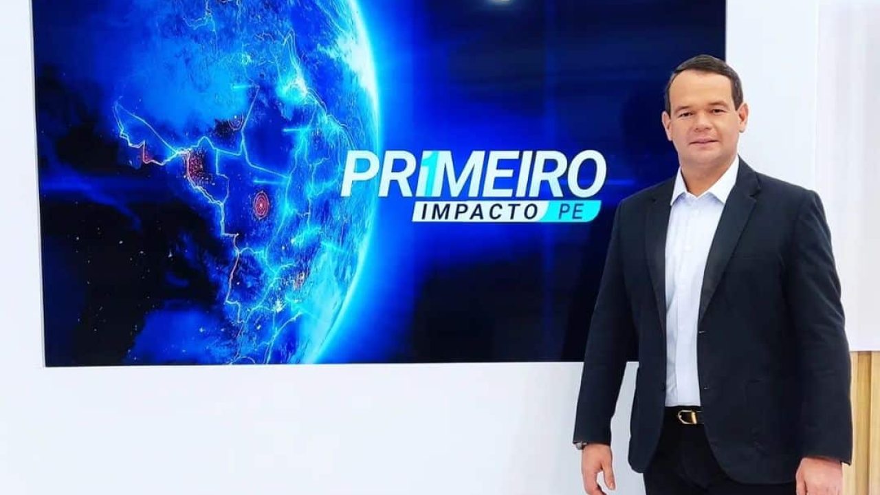 Imagem com foto do jornalista Thiago Raposo, novo apresentador do Primeiro Impacto em Pernambuco