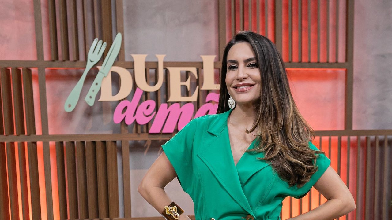 Imagem com foto da apresentadora Ticiana Villas Boas no cenário do Duelo de Mães