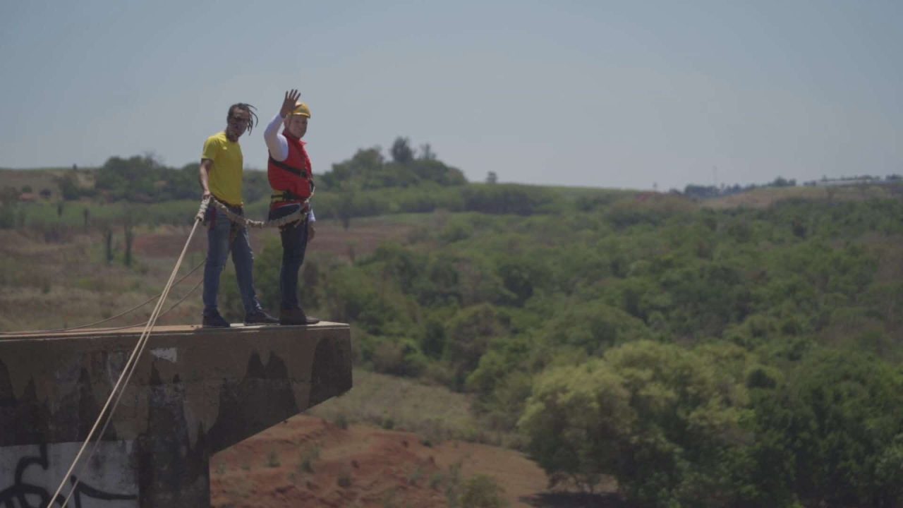 Imagem com foto de Leandro Karnal pulando de bungee jump em novo programa