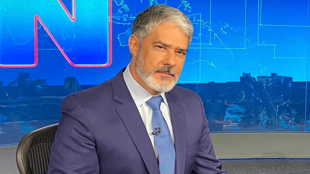 Imagem com foto de William Bonner na bancada do Jornal Nacional