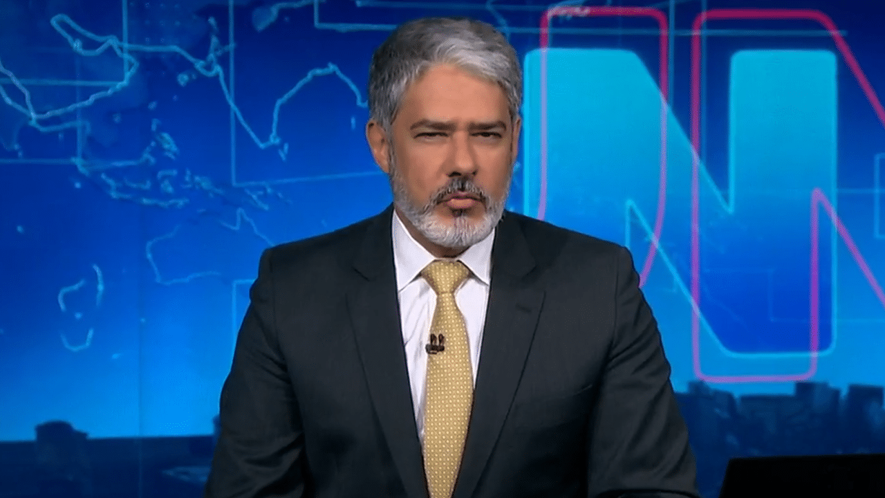 Imagem com foto de William Bonner durante apresentação do Jornal Nacional