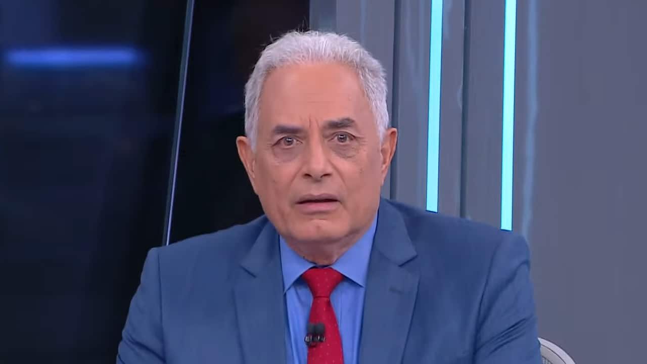 Imagem com foto de William Waack com cara de assustado na CNN Brasil