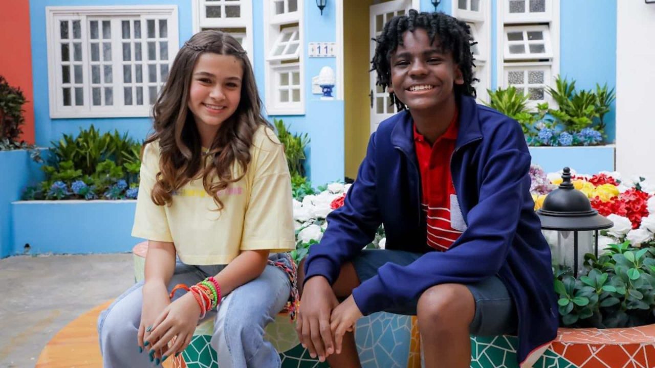 Foto dos protagonistas de A Infância de Romeu e Julieta