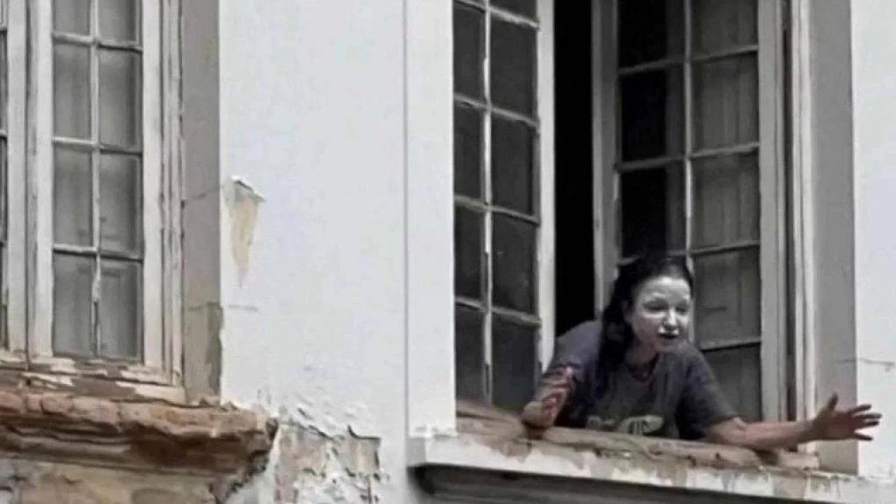 Foto de a mulher da casa abandonada