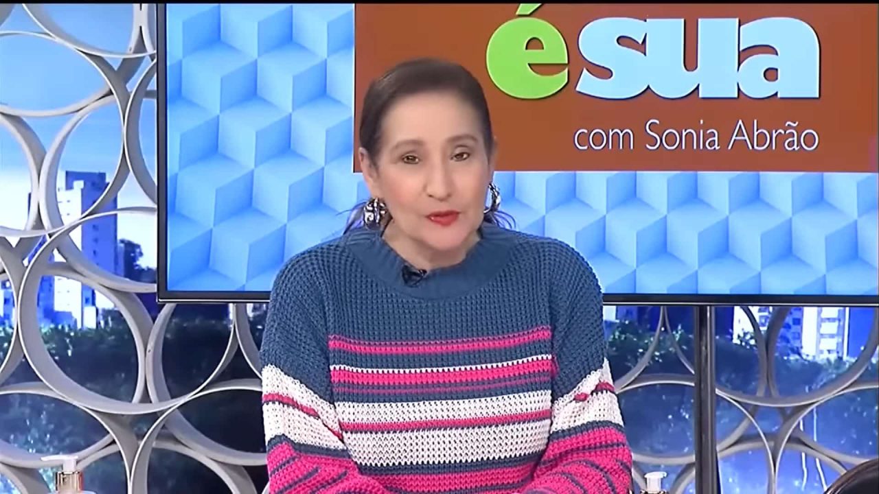 Foto da apresentadora Sonia Abrão no programa A Tarde é Sua