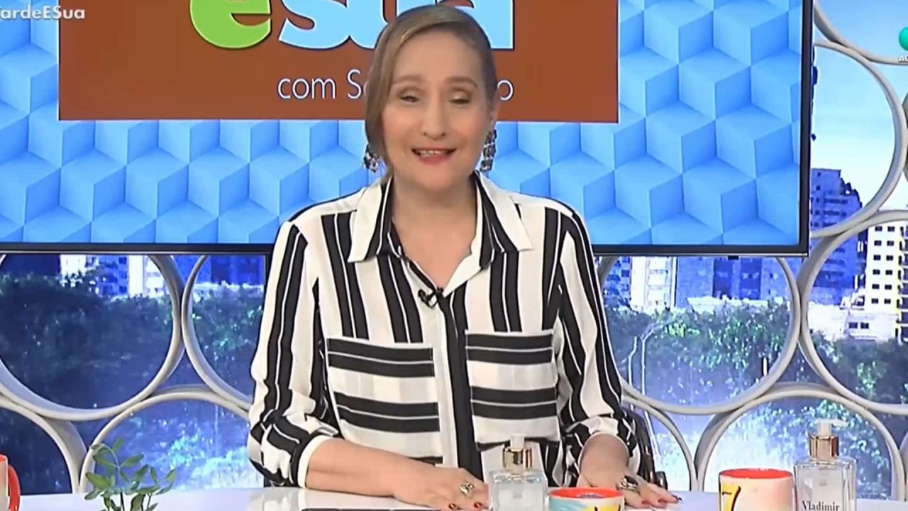 Foto de Sonia Abrão no programa A Tarde é Sua, da RedeTV!