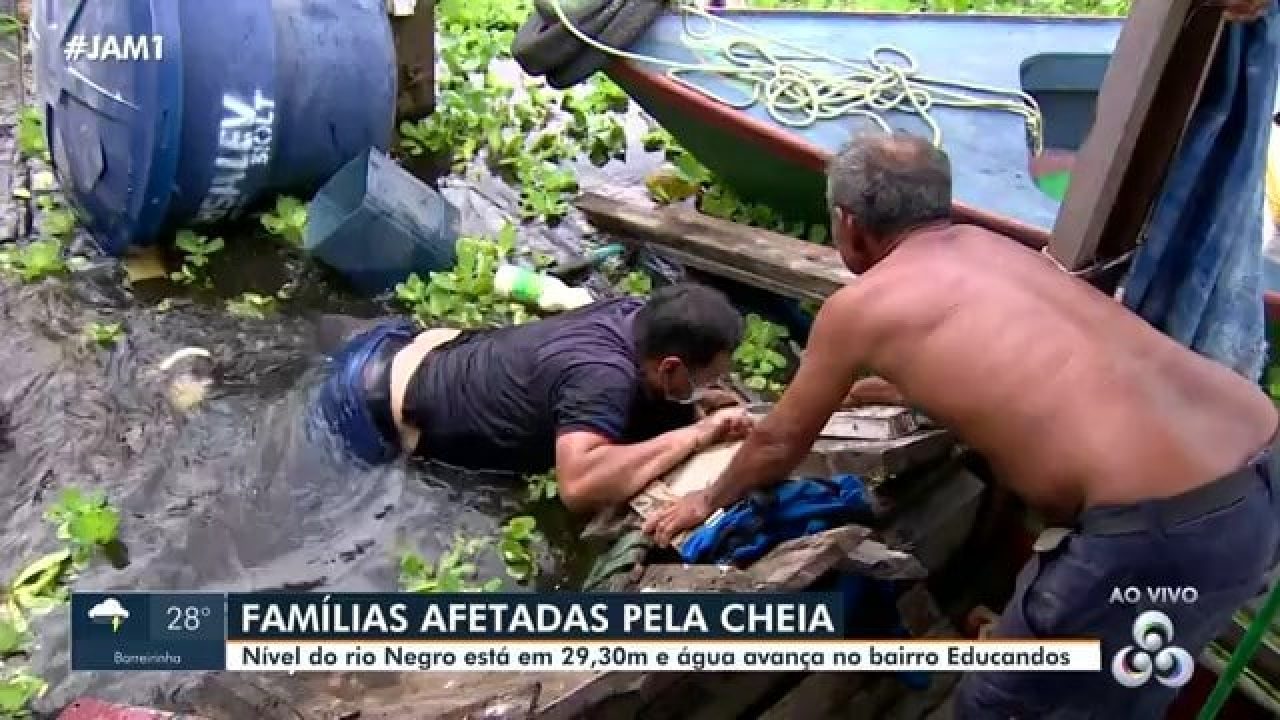 Equipe da Globo cai em rio durante transmissão ao vivo (foto: Reprodução/Rede Amazônica)