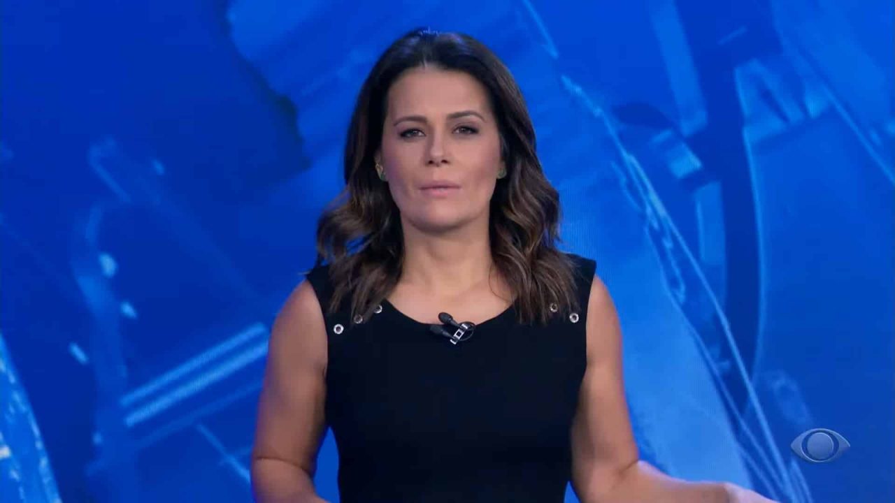 Foto da apresentadora Adriana Araújo comandando o Jornal da Band