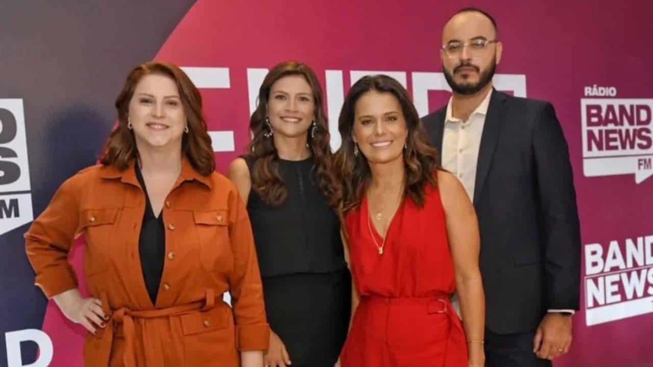 Foto de Juliana Rosa, Thaís Dias, Adriana Araújo e Renan Sukevicius