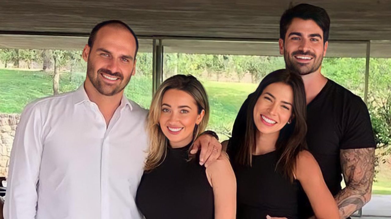 Adriana Sant’Anna e seu marido, Rodrigão, posam ao lado de Eduardo e Heloísa Bolsonaro (foto: Divulgação)