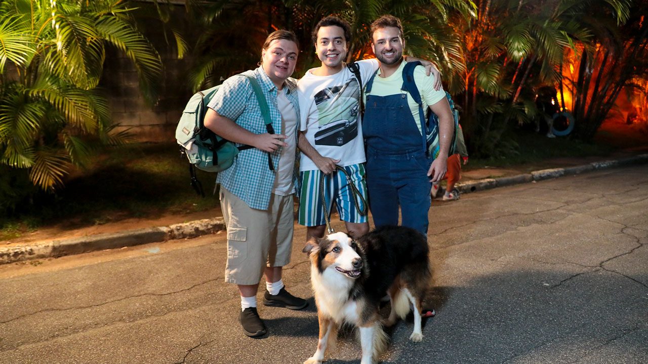 Atores Konstantino Atan, Gustavo Daneluz e Nicholas Torres caracterizados como Adriano Ramos, Mário Ayala e Jaime Palillo, personagens de Carrossel, ao lado do cachorro Rabito em cena de A Caverna Encantada, do SBT