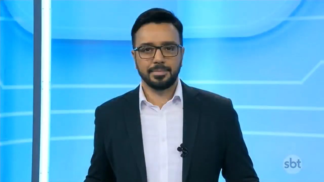 Foto de Airton Salles Jr., apresentador do SBT News na TV