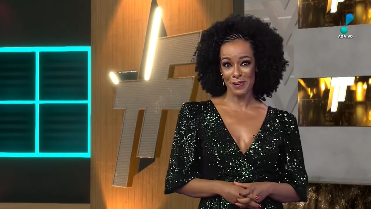 Alinne Prado protagonizou ação de merchandising constrangedora na estreia do novo TV Fama (foto: Reprodução/RedeTV!)