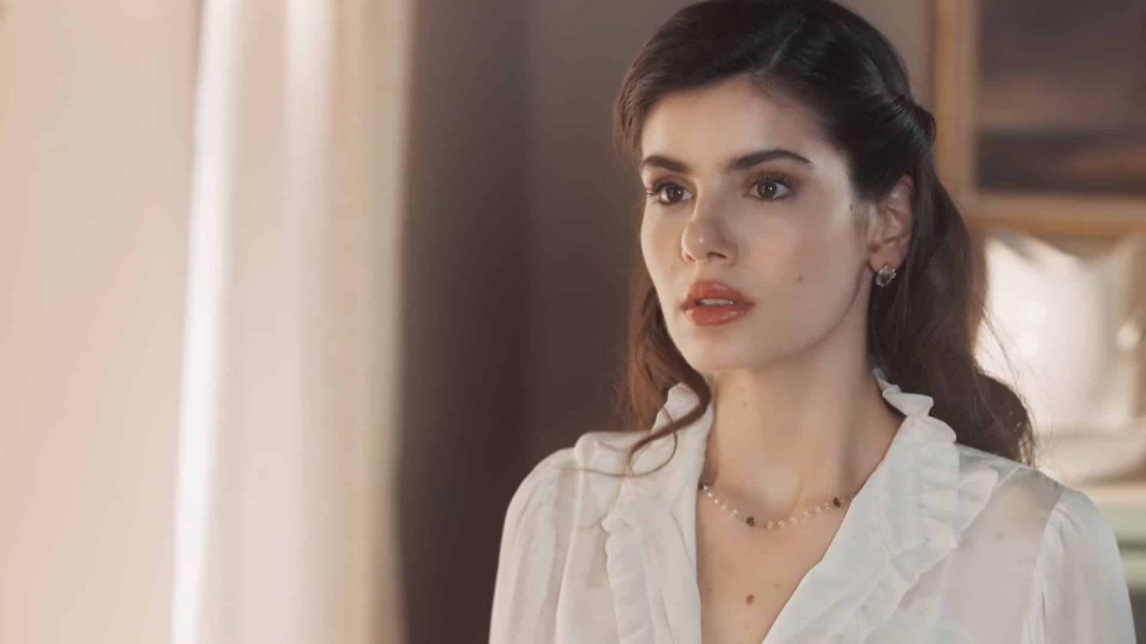 Foto da atriz Camila Queiroz em cena da novela Amor Perfeito