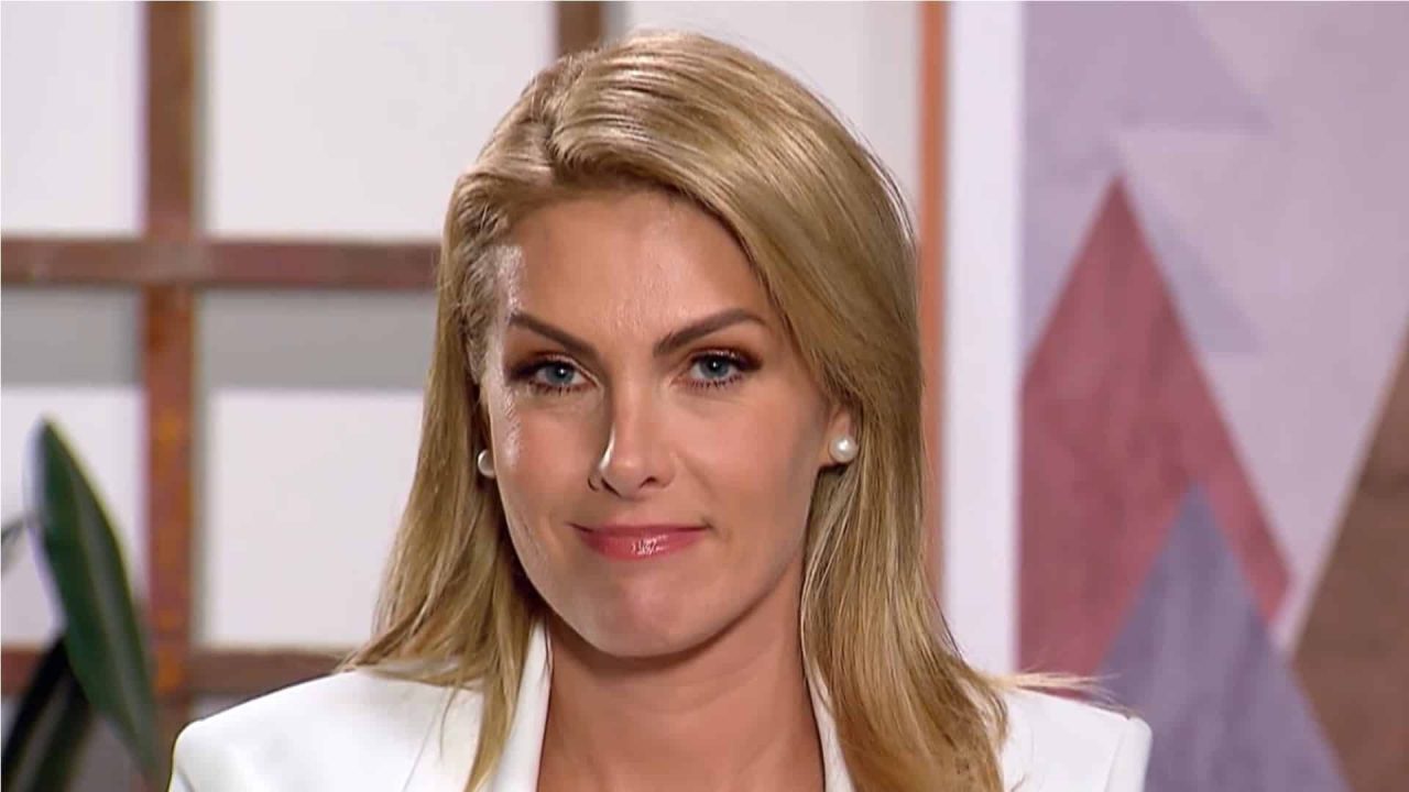 Foto da apresentadora Ana Hickmann em entrevista ao Domingo Espetacular