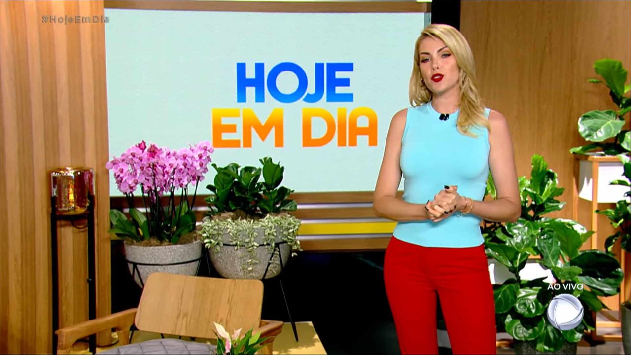 Foto da apresentadora Ana Hickmann no estúdio do Hoje em Dia