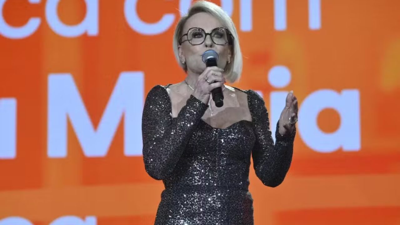 Foto de Ana Maria Braga com microfone na mão no Upfront 2025