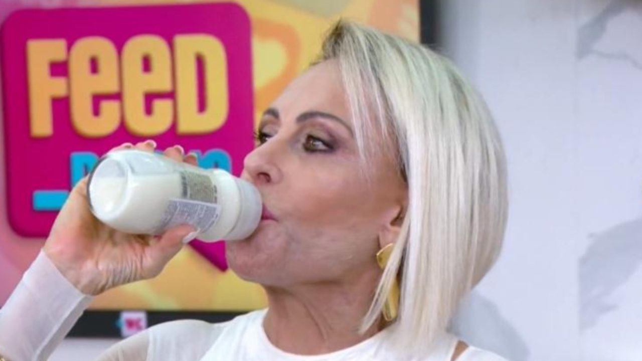 Foto de Ana Maria Braga tomando mamadeira