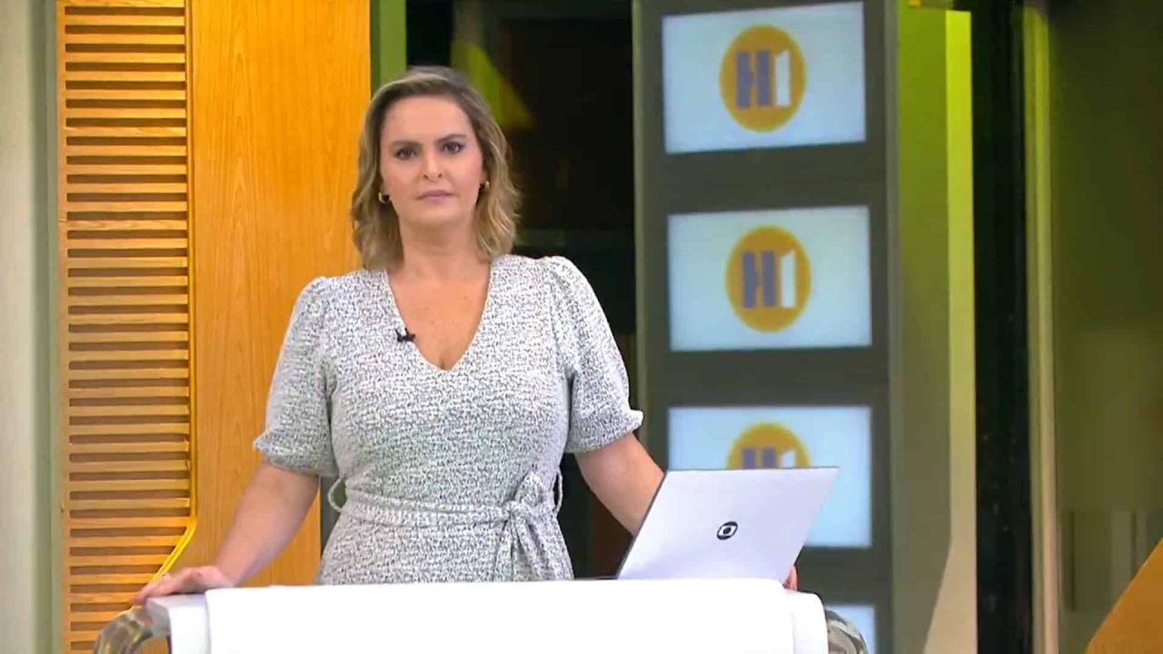 Foto da jornalista Ana Paula Campos no estúdio do Hora 1