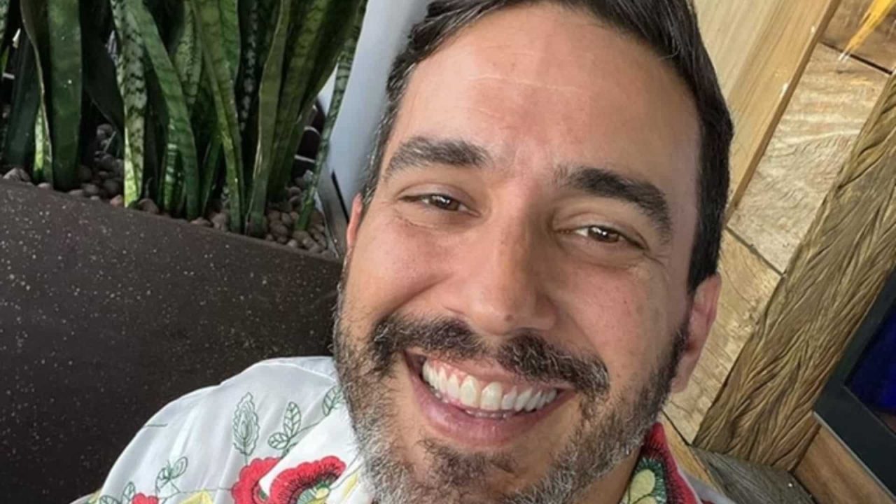 Foto de André Marques sorrindo