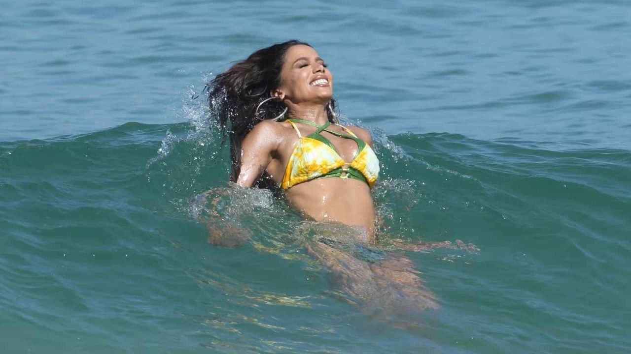 Foto de Anitta na praia