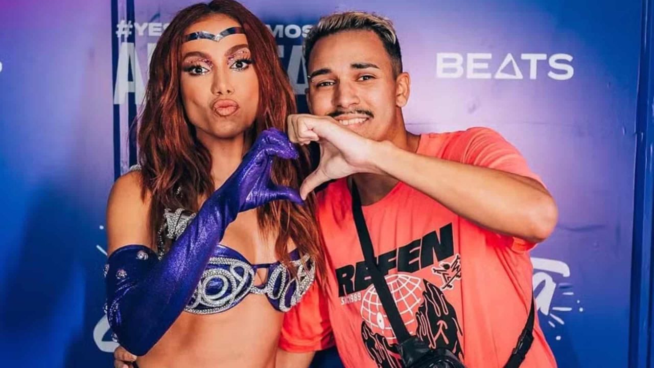 Foto de Anitta fazendo coraçãozinho com fã