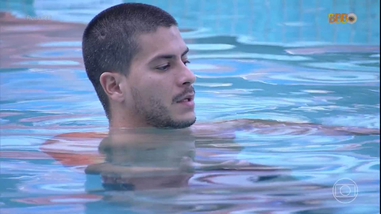 Arthur Aguiar na piscina da casa do BBB22