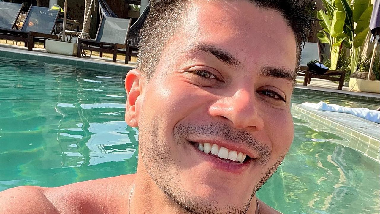 Arthur Aguiar em foto na piscina publicada nas redes sociais