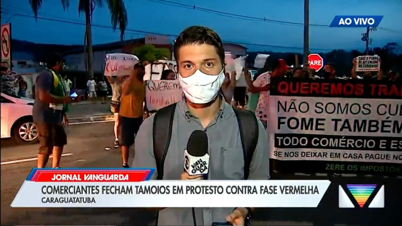 Apoiadores de Jair Bolsonaro cercaram o repórter Arthur Costa durante transmissão ao vivo (foto: Reprodução/TV Globo)