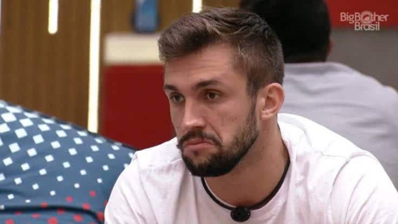 Arthur ficou cabisbaixo após ter sido ignorado por Tiago Leifert durante a edição ao vivo do BBB (foto: Reprodução/TV Globo)