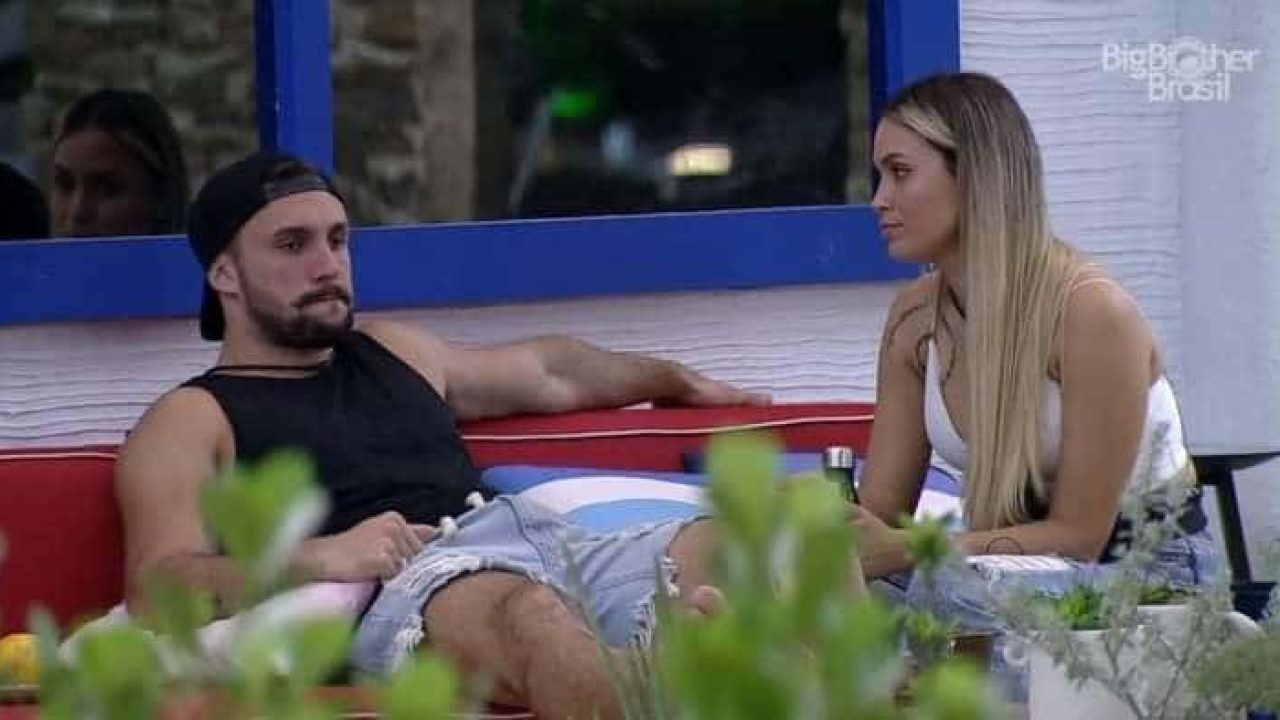 Em conversa com Sarah, Arthur insinuou que Carla Diaz só se relaciona com figurões da Globo (foto: Reprodução/TV Globo)