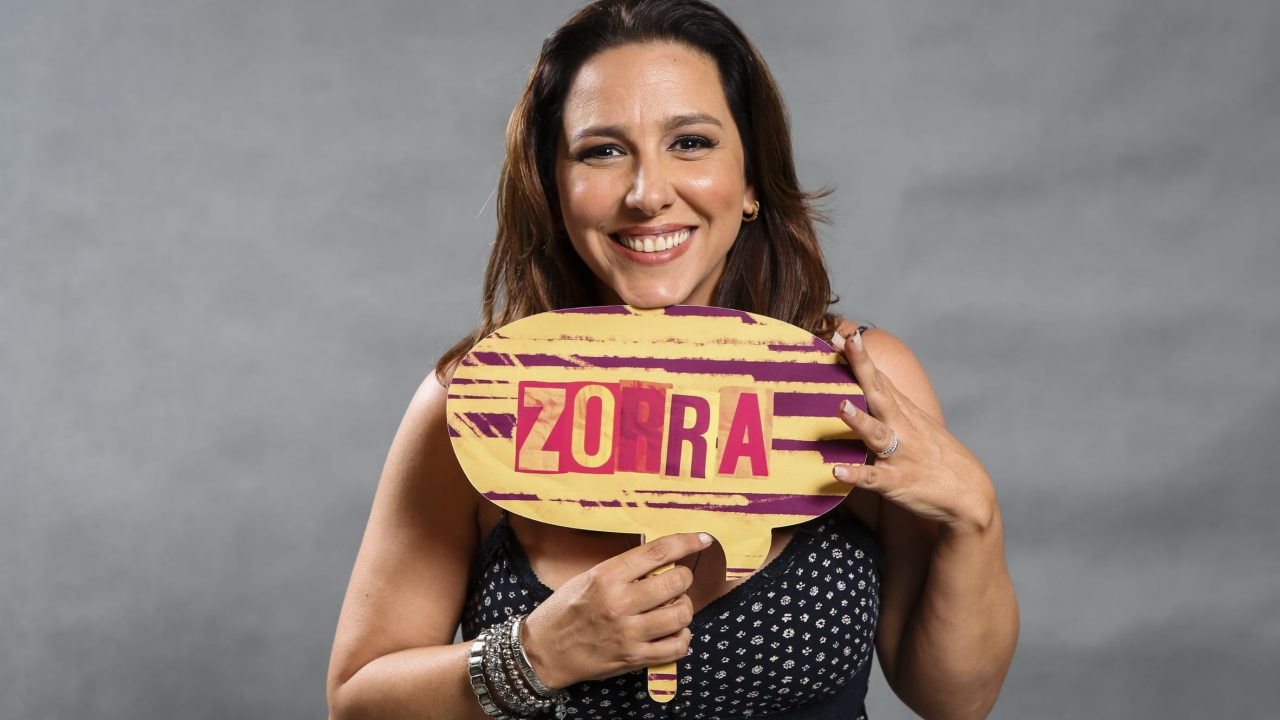 Imagem da atriz Renata Castro Barbosa segurando uma plaquinha com o nome do Zorra