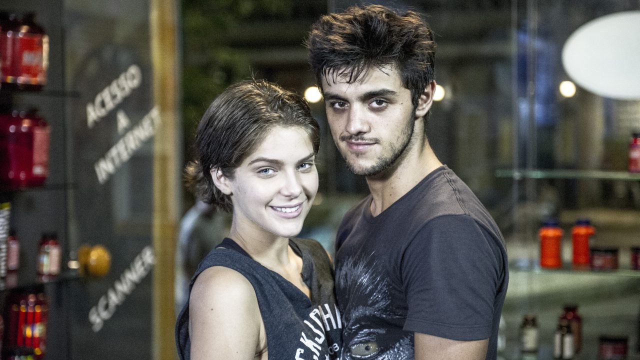 Imagem com os personagens Cobra (Felipe Simas) e Karina (Isabella Santoni), de Malhação Sonhos, atualmente sendo reprisada na Globo