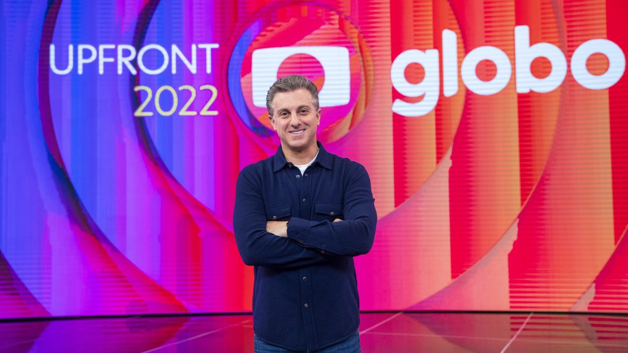 Imagem do apresentador Luciano Huck no palco do Upfront Globo