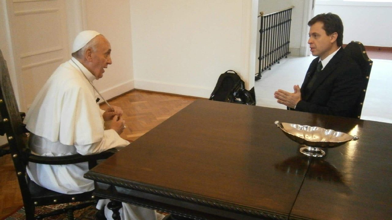 Gerson Camarotti entrevista Papa Francisco em 2013 na GloboNews (foto: Globo/ Fellipe Awi)