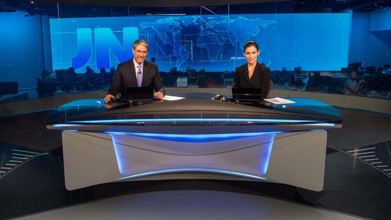 Imagem dos apresentadores William Bonner e Renata Vasconcellos na bancada do Jornal Nacional