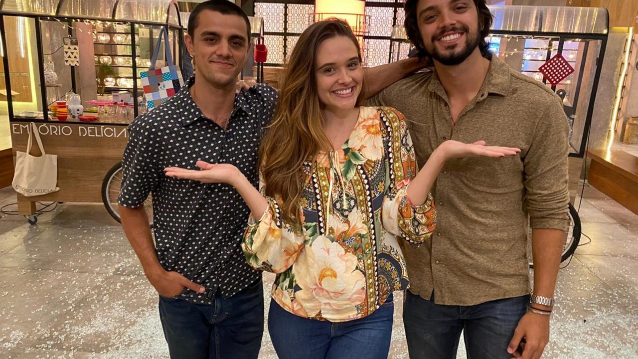 Os personagens Téo (Felipe Simas), Luna (Juliana Paiva) e Alejandro (Rodrigo Simas) de Salve-se Quem Puder (foto: Globo/Danilo Togo)