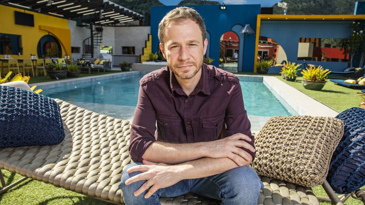 Tiago Leifert na área externa da casa do Big Brother Brasil; apresentador teve resistência ao reformular o Globo Esporte (foto: Globo/Victor Pollak)