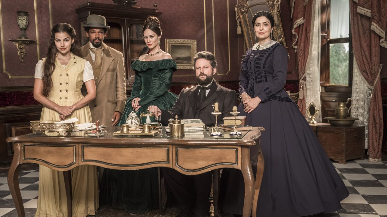 Imagem com foto dos personagens Pilar (Gabriela Medvedovski), Samuel (Michel Gomes), Luisa Condessa de Barral (Mariana Ximenes), Dom Pedro II (Selton Mello) e Teresa Cristina (Letícia Sabatella)