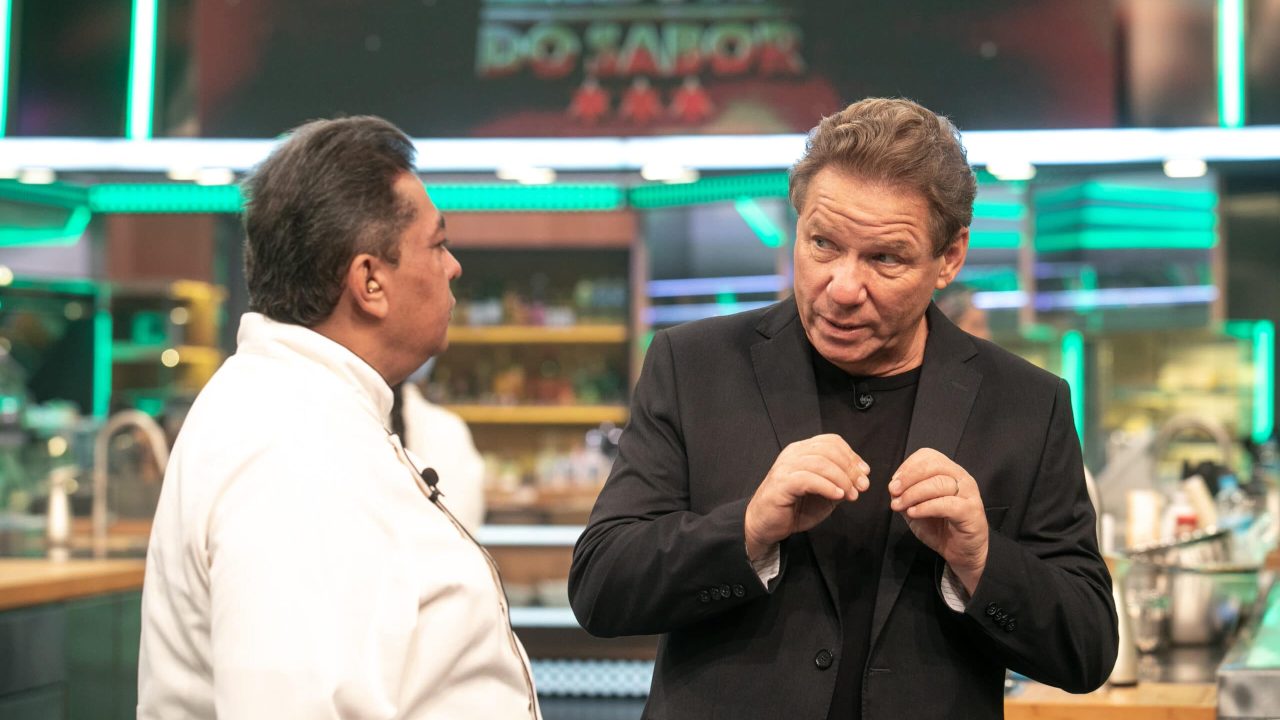 Os apresentadores Batista e Claude Troisgros em Mestre do Sabor (foto: Gshow/Isabella Pinheiro)