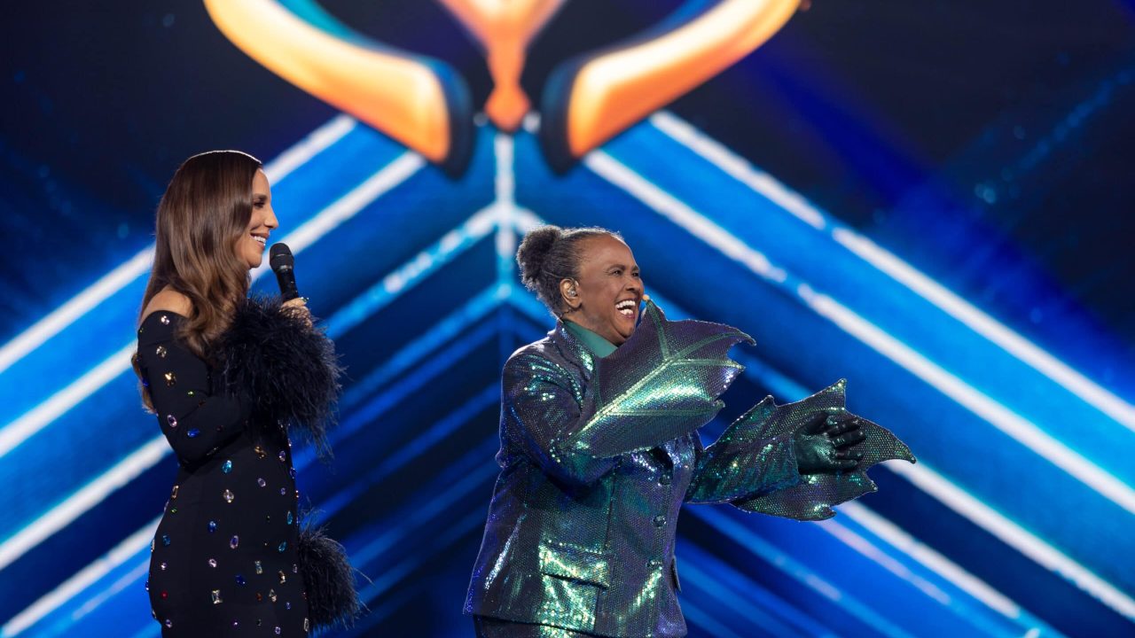 Imagem da cantora Sandra de Sá (à direita) no palco do The Masked Singer, ao lado de Ivete Sangalo