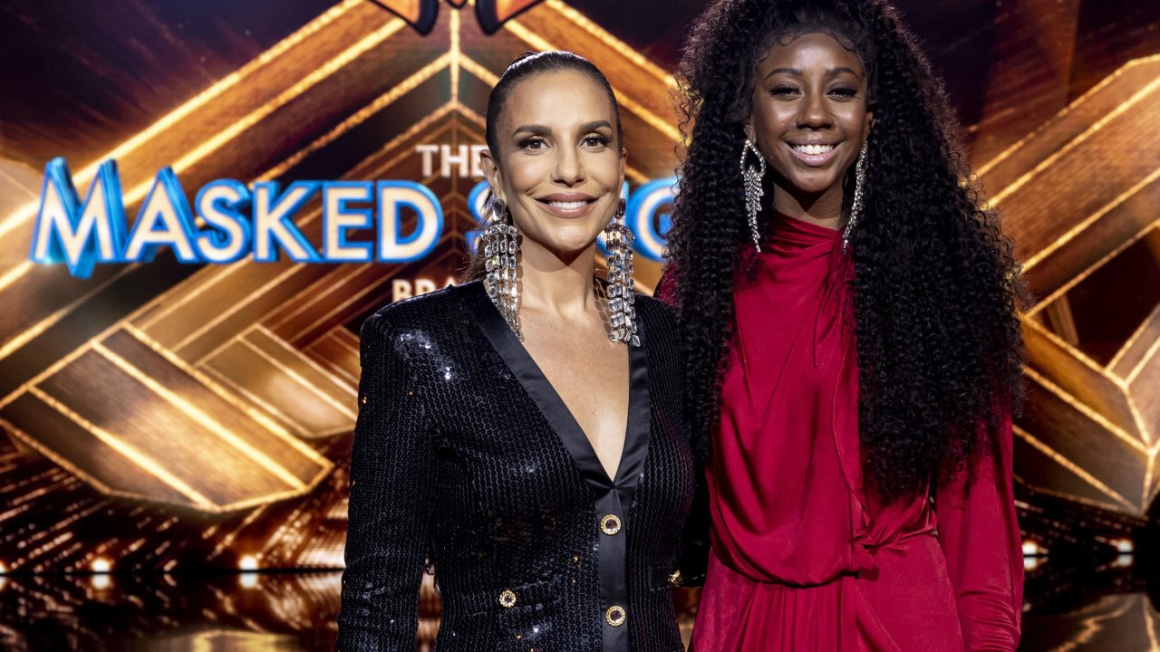 Ivete Sangalo e Camilla de Lucas comandam o The Masked Singer Brasil (foto: Globo/Kelly Fuzaro)