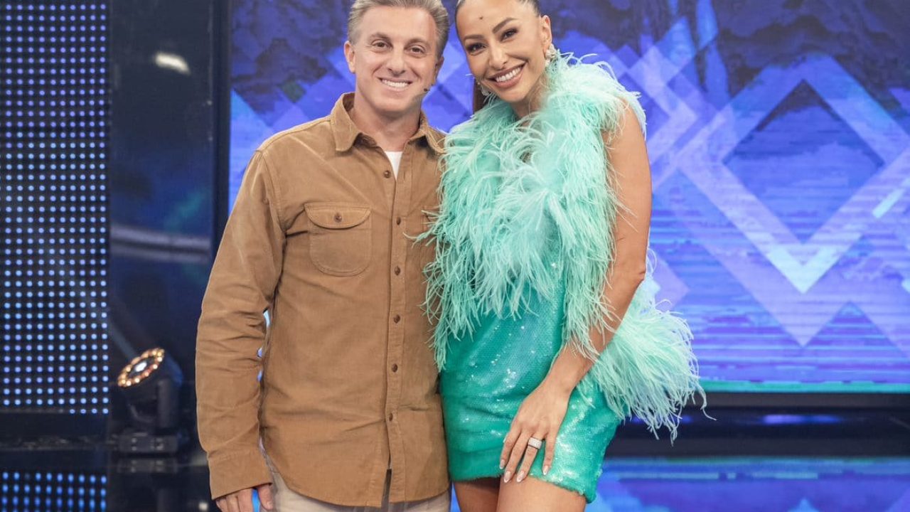 Imagem com foto de Sabrina Sato ao lado de Luciano Huck durante participação no Domingão com Huck